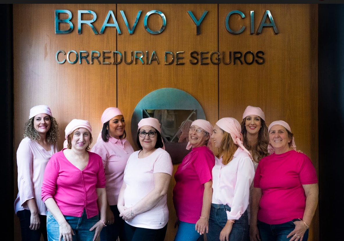 Equipo de Seguros Bravo vestidos de rosa en su apoyo a la lucha contra el cáncer de mamá