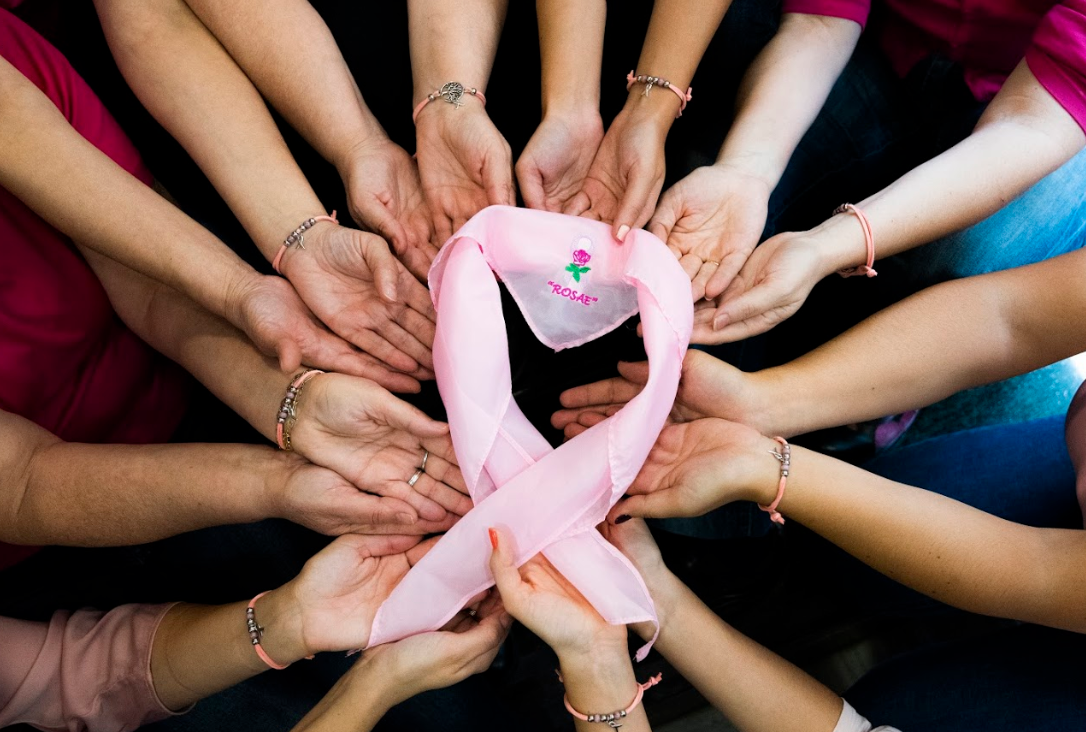 Manos sujetando un pañuelo de la fundación ROSAE contra el cáncer de mama